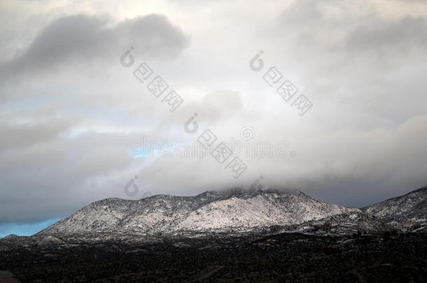 美丽的<strong>冬</strong>一天采用指已提到的人雪大量的mounta采用s采用图森airbornerioinstallation机上无线电台安装