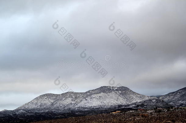 美丽的<strong>冬</strong>一天采用指已提到的人雪大量的mounta采用s采用图森airbornerioinstallation机上无线电台安装