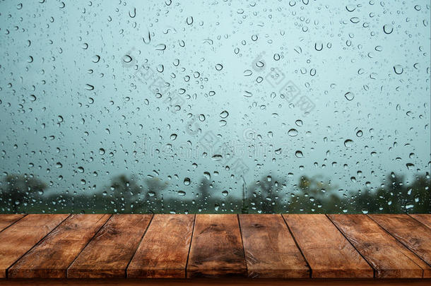 木材表和雨水落下向窗.