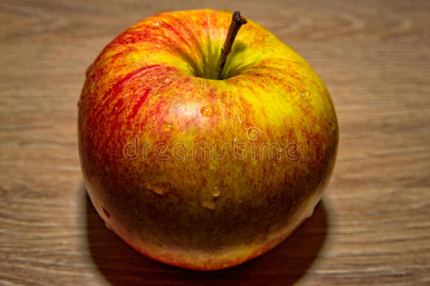 成熟的苹果向是吃宽的