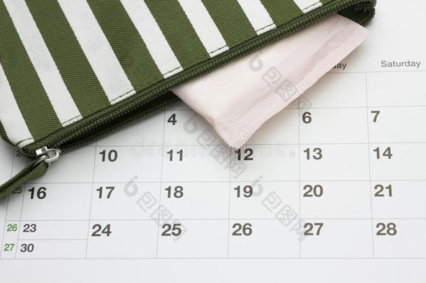 日历和月经清洁的软的棉给装衬垫.女人批评家