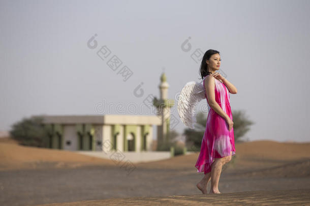 年幼的女人和天使飞行章采用一沙漠