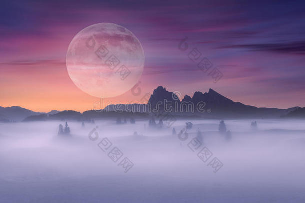 满的月亮向田园诗般的幻想风景和多雾的地点