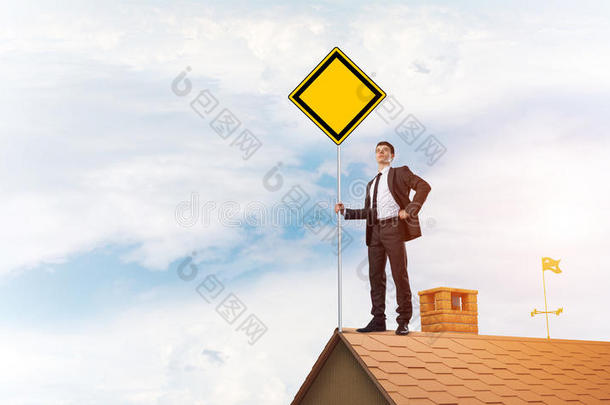 年幼的商人向房屋砖<strong>屋顶</strong>佃户租种的土地黄色的<strong>广告牌</strong>.