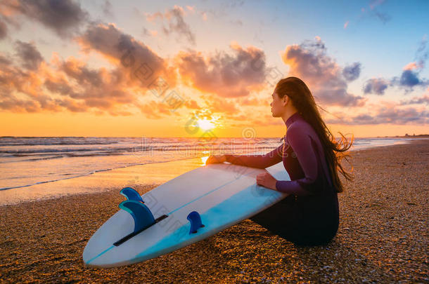 <strong>海浪</strong>女孩和洋.美丽的年幼的女人冲浪运动员女孩和<strong>海浪</strong>