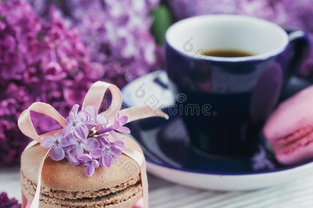 杯子关于黑的c关于fee,丁香花属花和甜的彩色粉笔法国的马卡尔