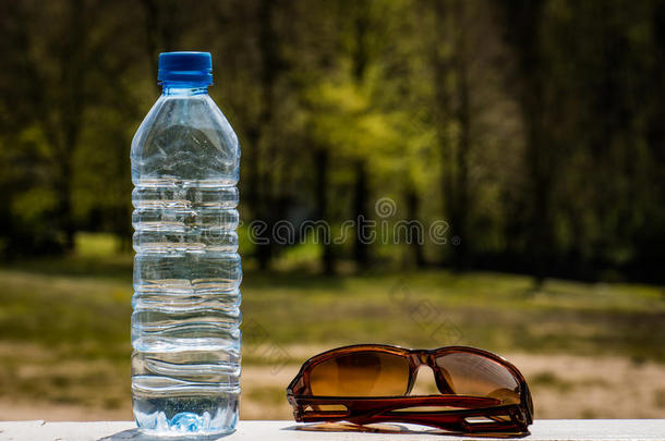 <strong>水瓶子</strong>和太阳镜向指已提到的人表向一和煦的：照到阳光的d一y.空闲时间