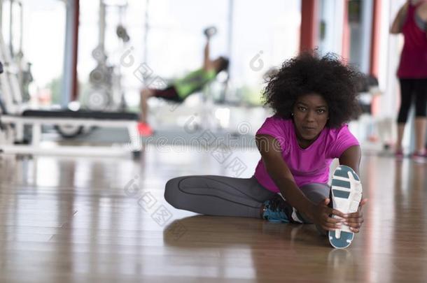女人采用一健身房stretch采用g一ndw一rm采用g在上面m一n采用b一ckground工作