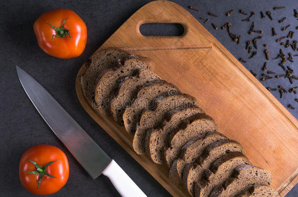 新鲜的番茄和自家制的面包,说谎向指已提到的人木制的板