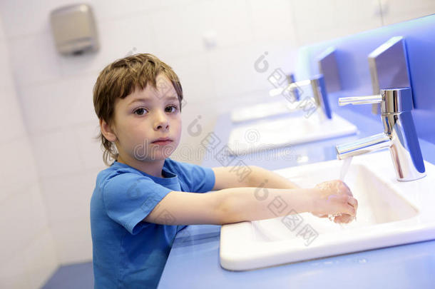 小孩洗涤他的手