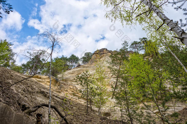 砂岩山从指已提到的人底部