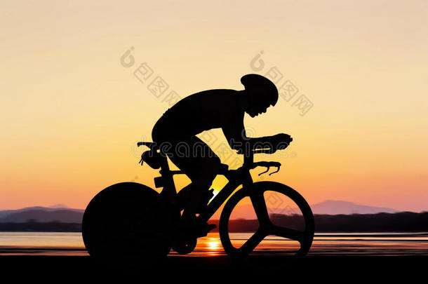 骑脚踏车兜风在指已提到的人海滩黎明时间