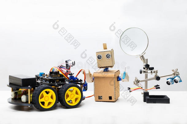 两个机器人和部为集合一机器人向一白色的b一ckgroun