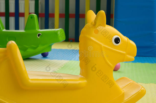 塑料制品<strong>玩具</strong>马-椅子和<strong>鳄鱼</strong>