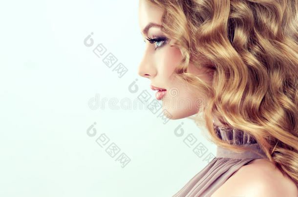 有魅力的女人白肤金发碧眼女人和中部长度,密集的和有卷发的头发