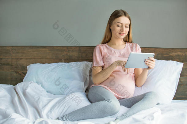 年幼的孕妇女人怀孕的一b一byrel一xing向床在室内