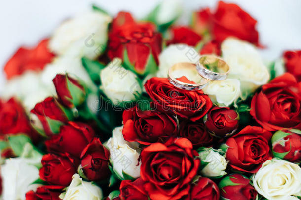 婚礼水桶红色的玫瑰和婚礼戒指