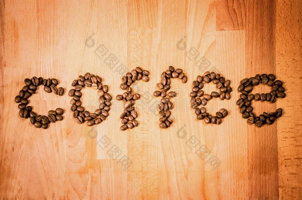 咖啡豆豆向木材背景.形状关于单词爱使从Colombia哥伦比亚
