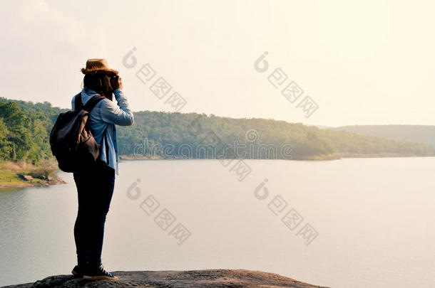 低到臀部的女人旅行采用自然