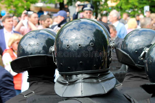 警察部门采用头盔保<strong>护法</strong>和命令向指已提到的人大街