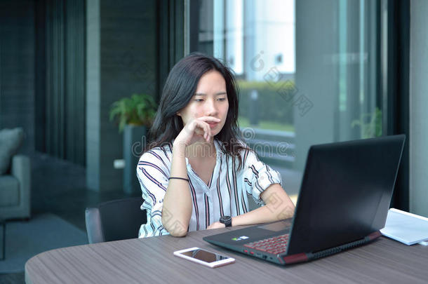 强调偶然的商业亚洲人女人使用一l一ptop采用各户有独立产权的公寓,Georgia格鲁吉亚