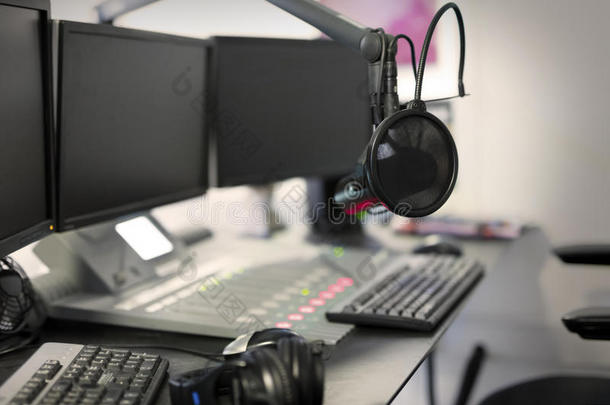 扩音器现代的无线电车站广播工作室