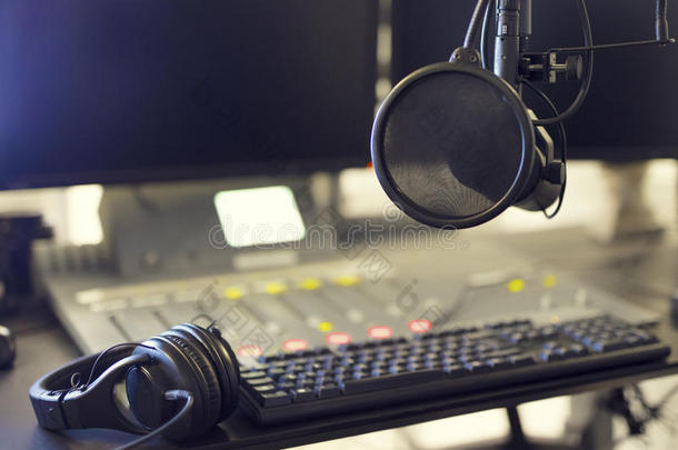 扩音器和戴在头上的耳机或听筒采用无线电车站broadcast采用g工作室