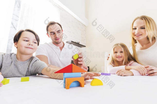 家庭和孩子们<strong>修建房屋</strong>