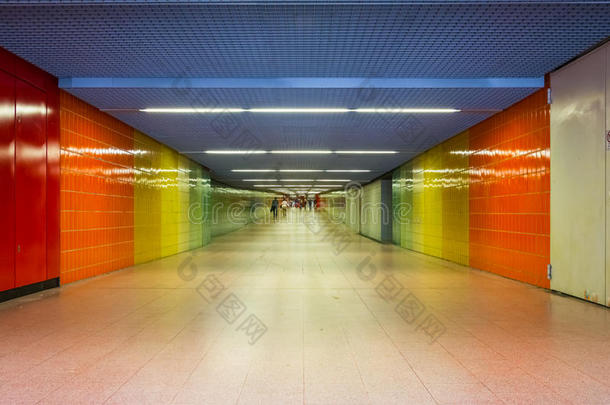 富有色彩的地铁车站单独的空的现代的都市的城市明亮的由