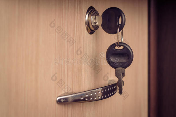 床边表和可封闭的抽屉和钥匙