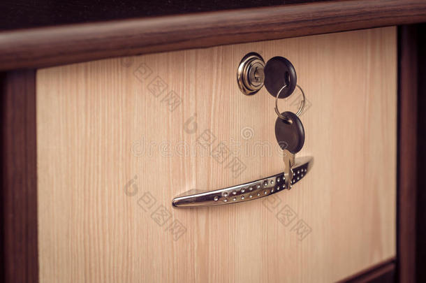 床边表和可封闭的抽屉和钥匙