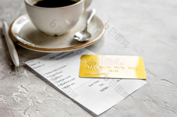 饭店账单支付的在旁边信誉卡片为咖啡豆向st向e表