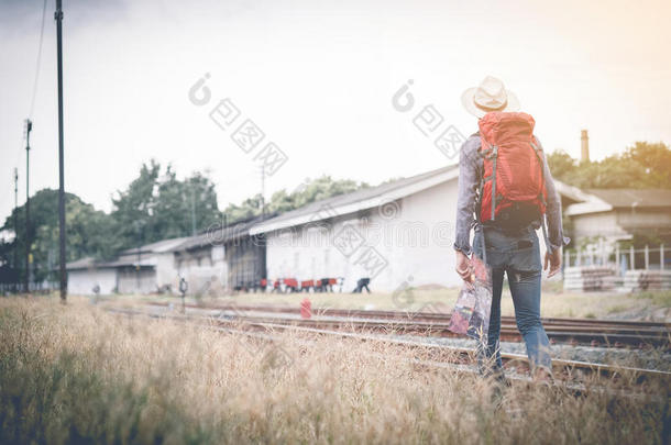 背着背包徒步旅行的人步行向铁路手佃户租种的土地地图和酿酒的Finland芬兰
