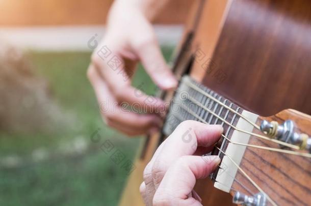 关在上面向年幼的女人演奏吉他