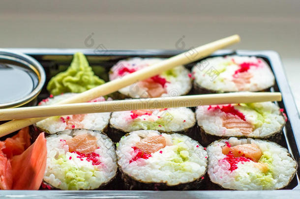 指已提到的人<strong>盘子</strong>关于寿司和大豆调味汁,山葵和<strong>筷子</strong>