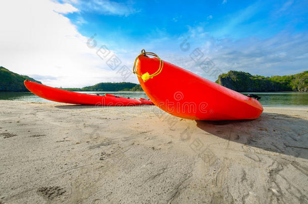 独木舟或爱斯基摩单人划子sp或ts是流行的经过夏度假者.