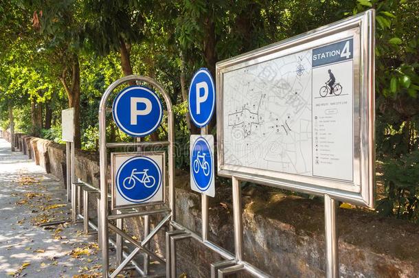 <strong>自行车停放</strong>和公众的引路地图车站