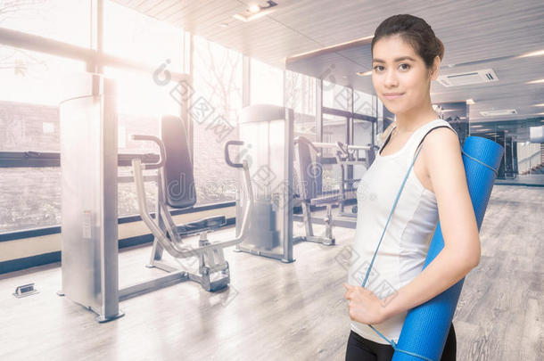 亚洲人健康的女人准备好的向锻炼在<strong>运动健身</strong>房