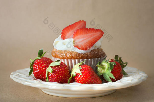小蛋糕和乳霜和草莓