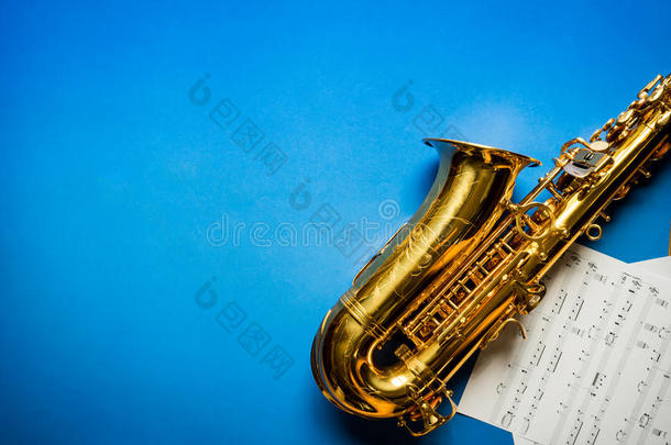 金色的萨克斯管和音乐纸