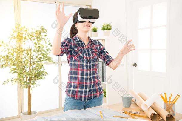 <strong>建筑</strong>师女人使用VirtualReality<strong>虚拟</strong>现实向设计