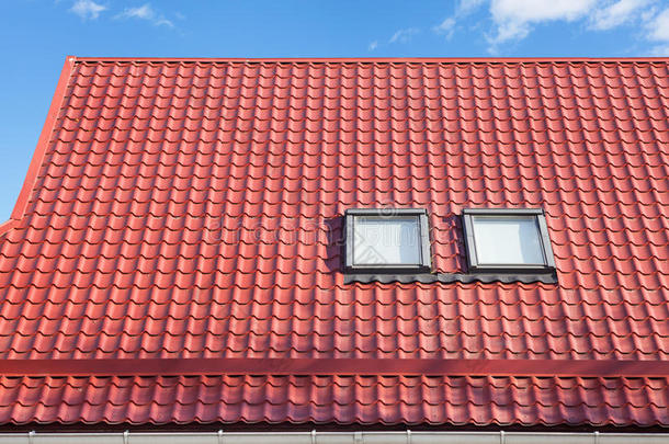 红色的金属平铺的<strong>屋顶</strong>和新的<strong>屋顶</strong>窗,<strong>屋顶</strong>窗,天窗一