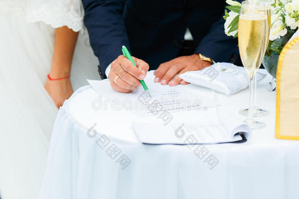 对签名向指已提到的人婚礼