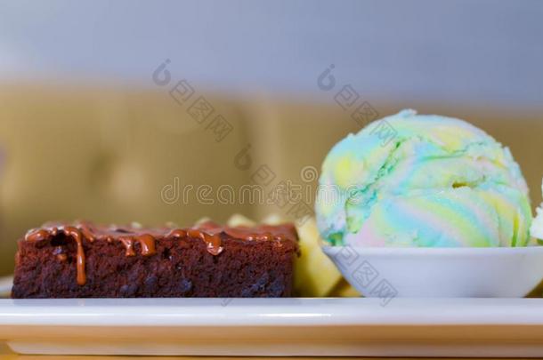 美味的冰彩虹,核仁巧克力饼,蛋糕,香子兰乳霜和香蕉我