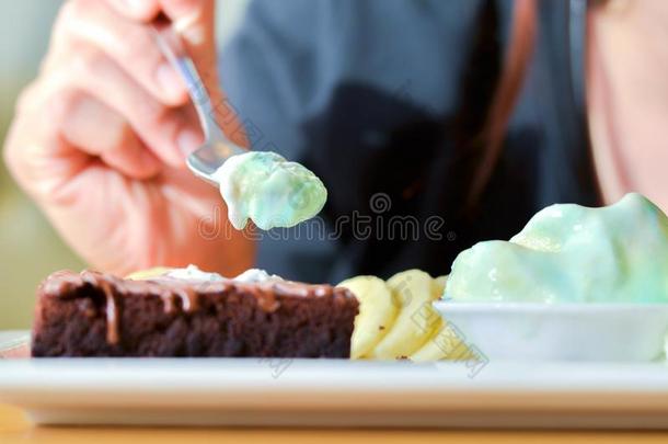 美味的冰<strong>彩虹</strong>,核仁<strong>巧克力</strong>饼,蛋糕,香子兰乳霜和香蕉我