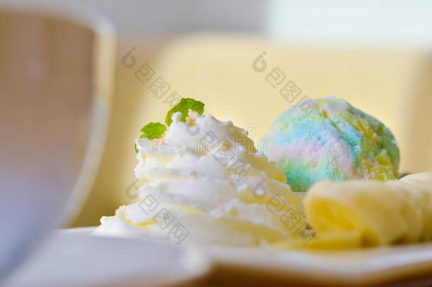 美味的冰<strong>彩虹</strong>,核仁<strong>巧克力</strong>饼,蛋糕,香子兰乳霜和香蕉我