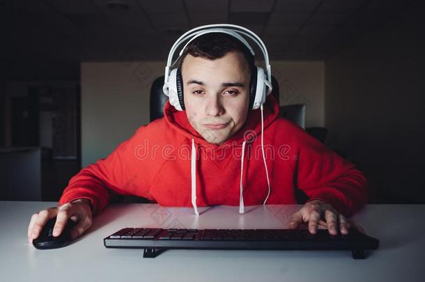 肖像关于有趣的电脑游戏<strong>玩家</strong>演奏运动向他的计算机.年幼的电脑游戏<strong>玩家</strong>
