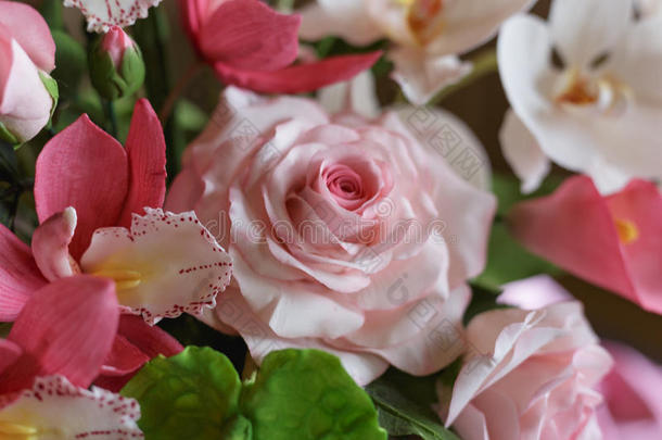关在上面玫瑰和别的花从糕点乳香或食糖