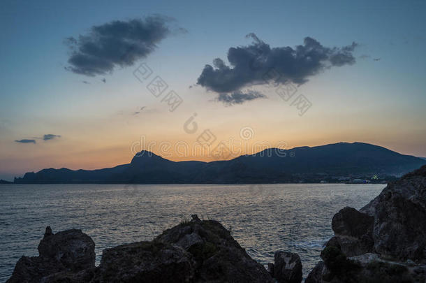 日落越过指已提到的人克里米亚半岛的山