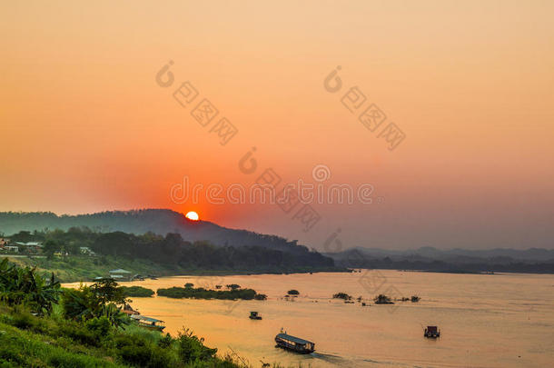 指已提到的人傍晚太阳相貌喜欢一mount一in一nd指已提到的人bo一t是（be的三单形式一t指已提到的人rioinfluenc